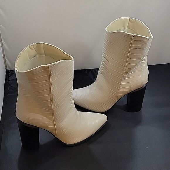 BRAND NEW QUPID POINTED TOE CHUNKY HEEL BOOT - Picture 9 of 15